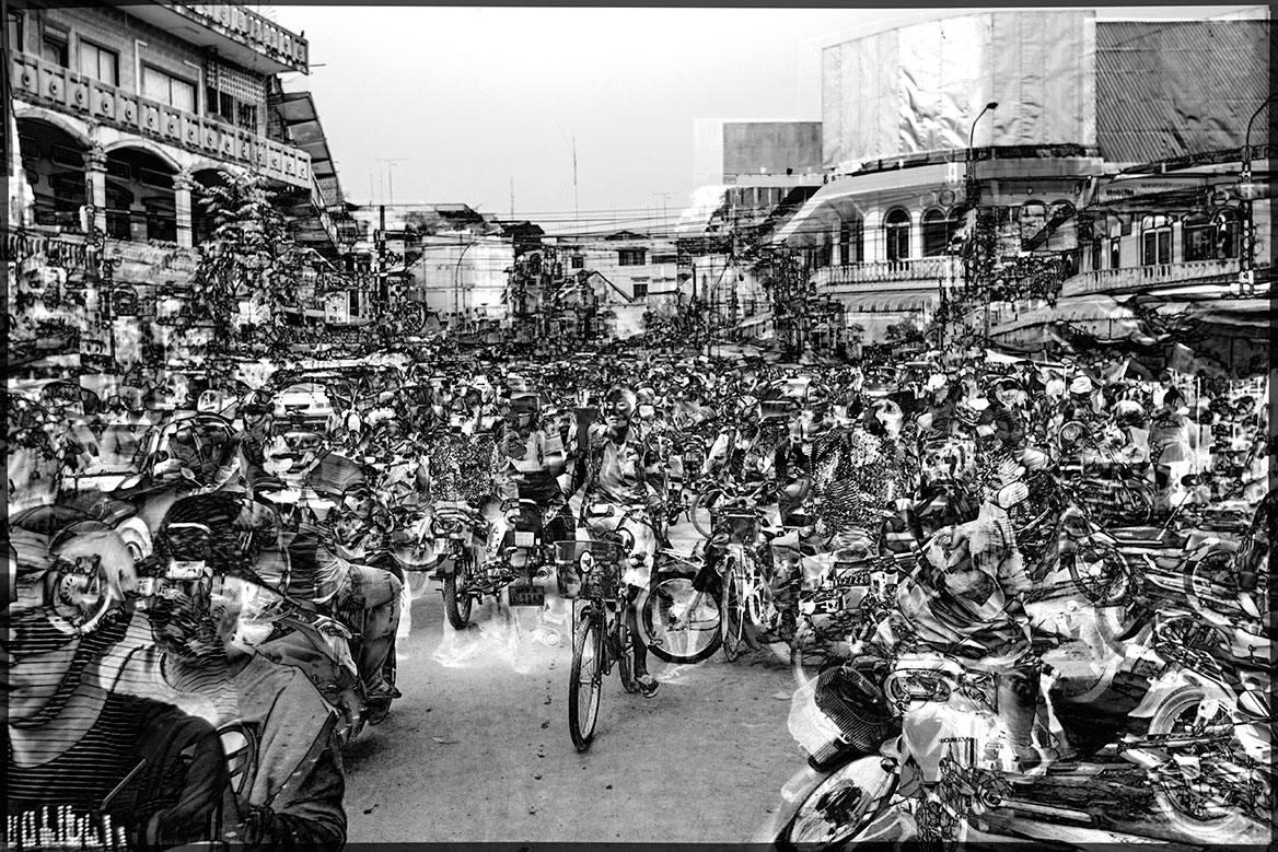 Strassenszene in Angkor Wat. Die Mehrfachbelichtung des Fahrrad- und Mopedfahrer verdichtet den Rummel auf den Straßen noch mehrfach.