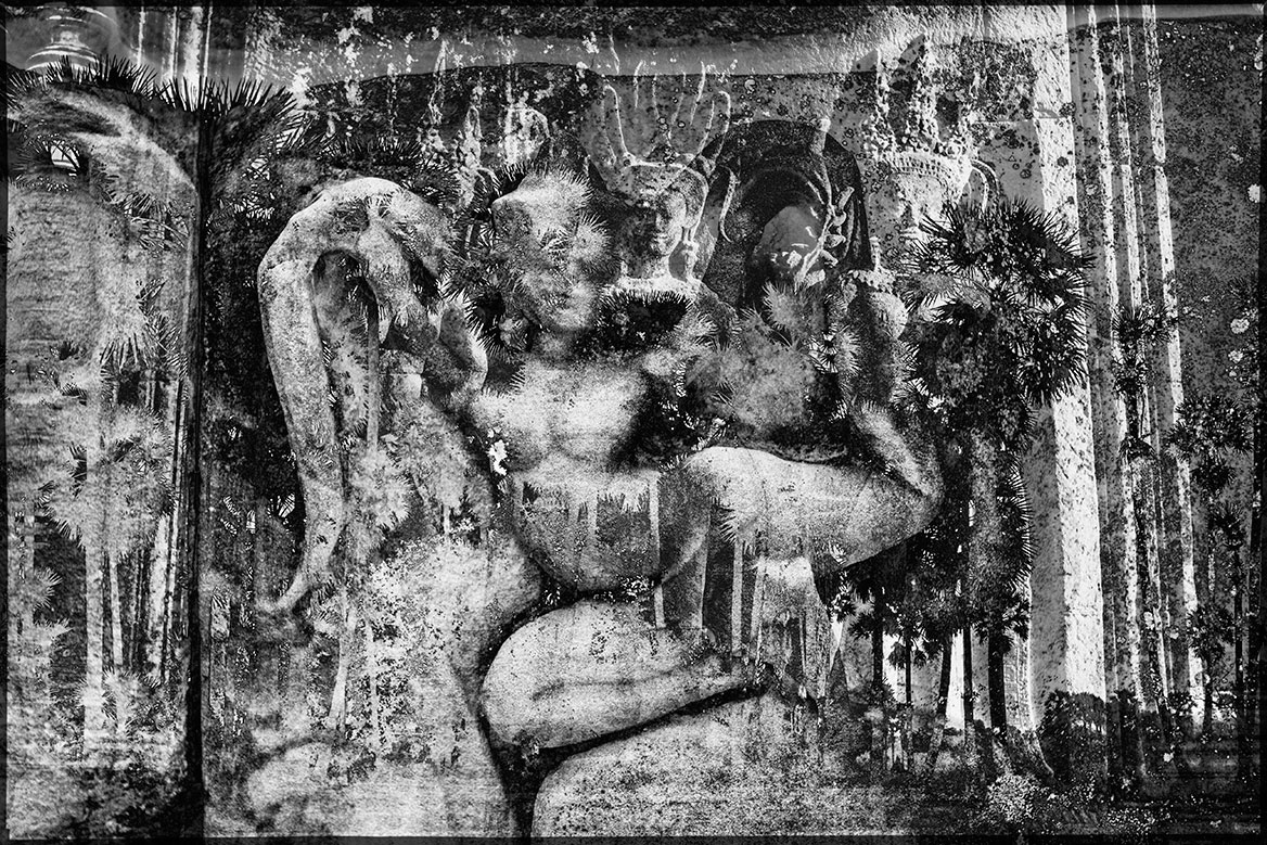 In Stein gehauenes, stark verwittertes Relief einer Tänzerin aus dem ehemaligen Königreich. Die Wandelemente in Angkor Wat sind in weiten Bereichen verziert. Die Tänzerin ist kombiniert mit einer Palmenkulisse.
