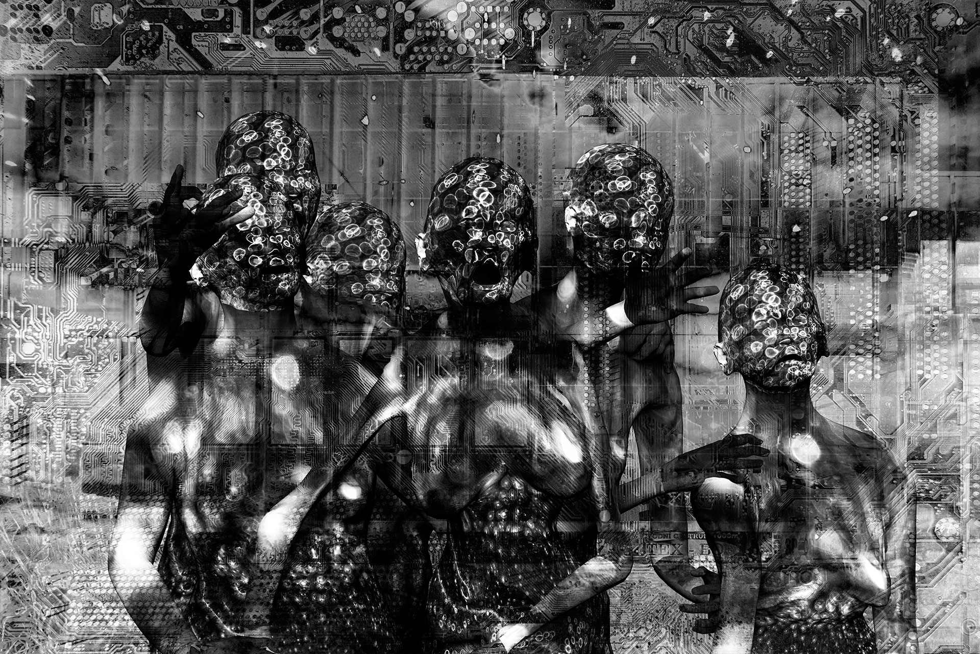 Eine Gruppe von finsteren menschlichen Figuren schaut den Bildbetrachter wie auf einem Gruppenfoto frontal an. Die Gesichter und Körper sind künstlerisch verfremdet und wirken wie punktartige Lichtprojektionen. Der Hintergrund des schwarz-weißen-Kunstwerkes besteht aus Fragmenten elektronischer Leiterbahnen auf einer Platine.
