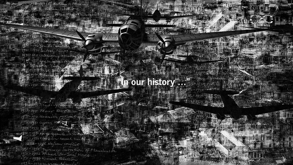 Standbild aus der Animation. Der Bildausschnitt zeigt Bomber, die auf den Betrachter zufliegen, sowie die eingeblendete Typografie ‘In our history …’.