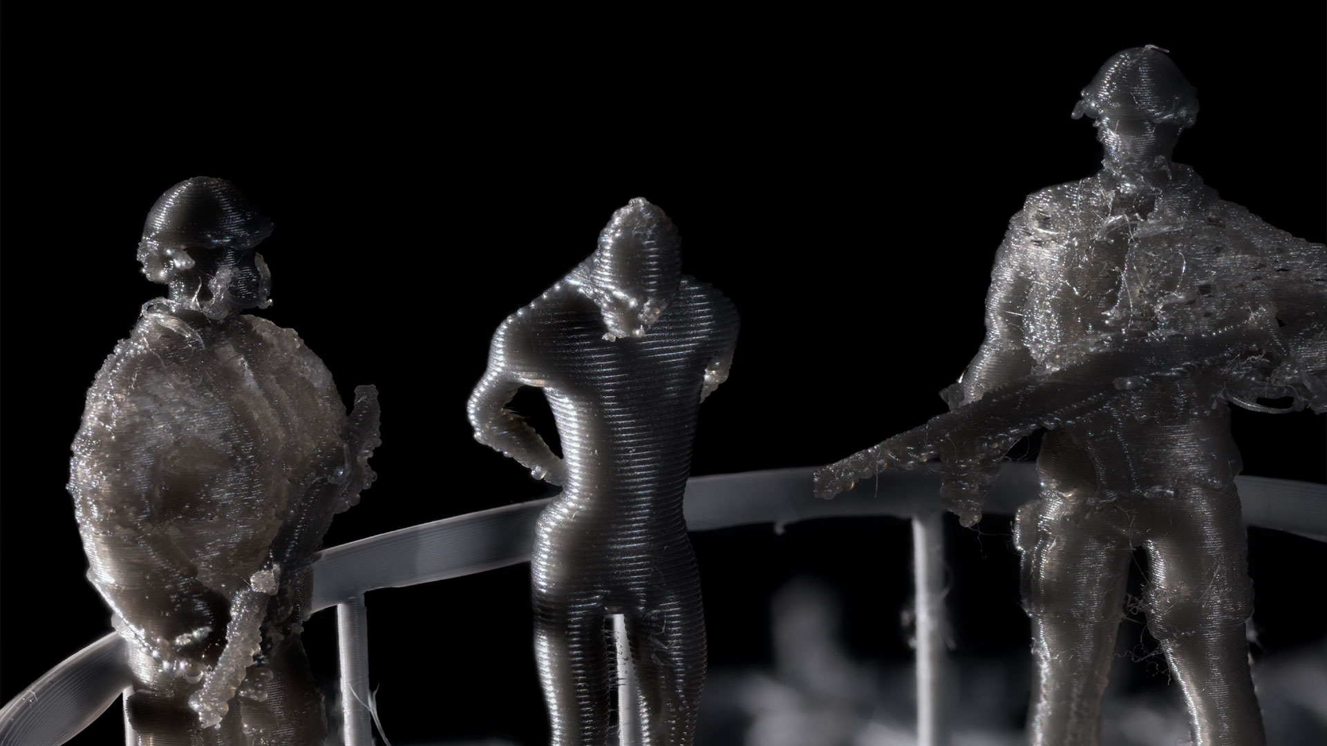 Zwei Wachsoldaten stehen links und rechts des Verurteilten, der über dem schwarzen Loch in der Szene steht. Die Materialoberflächen von den Soldaten und dem Gefangenem sind klar sichtbar.