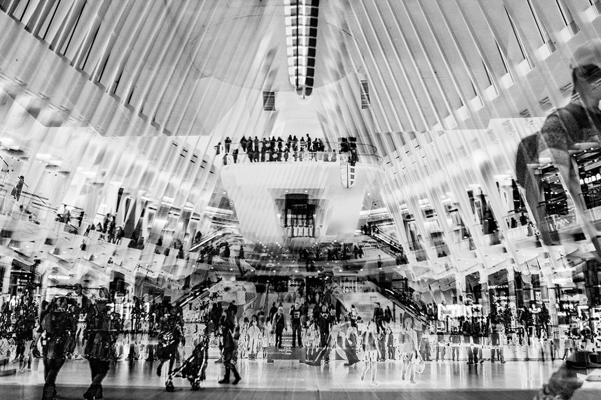 Die vielen Menschen in der One World Trade Center Station sind durch die künstlerische Interpretation nochmals vervielfacht.