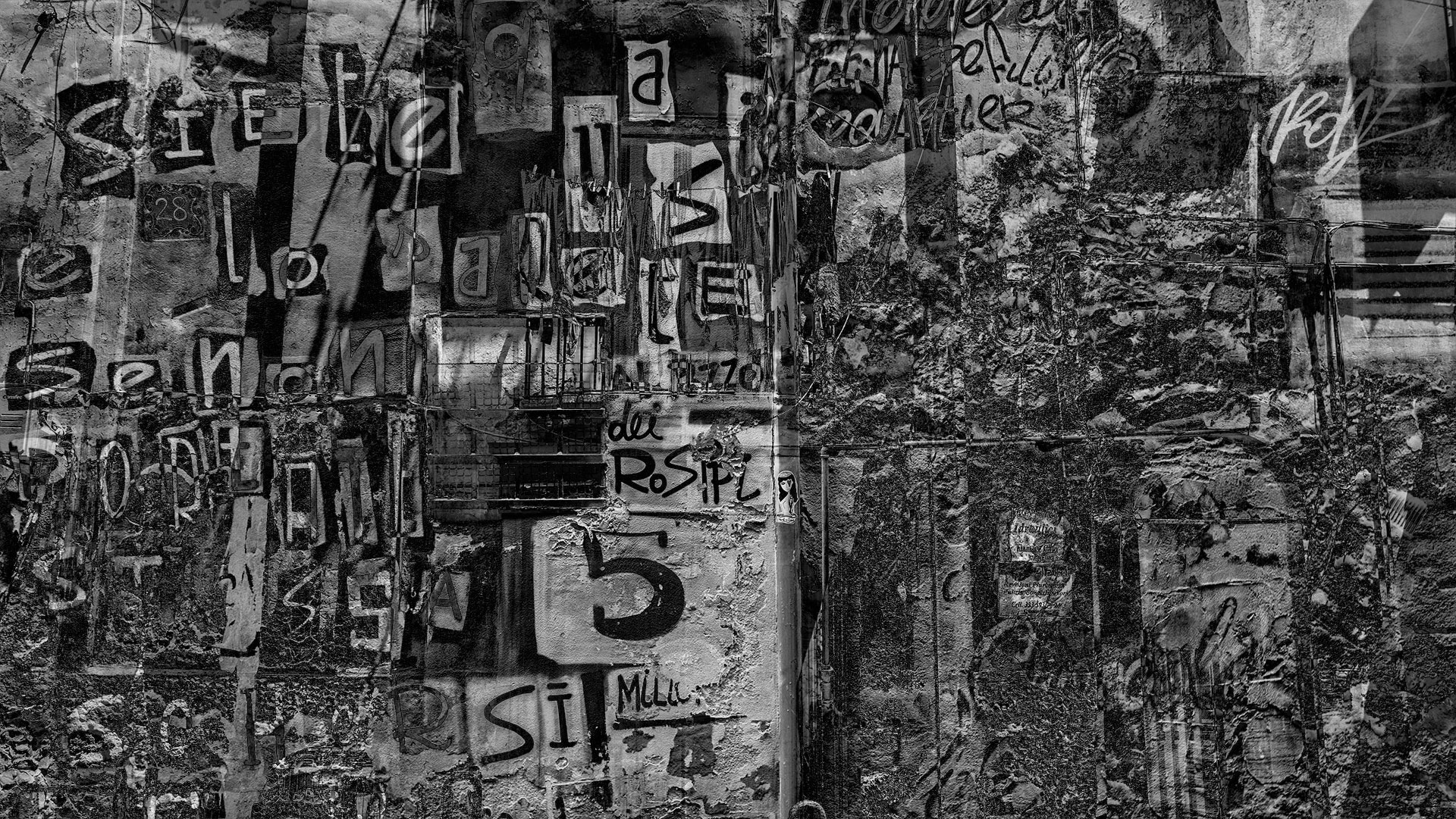 Typografische Fragmente, Buchstaben und Ziffern bedecken die Fassade der linken Bildhälfte. Die rechte Bildseite ist mit unruhigen, aufgerissenen Wandelementen übersät.