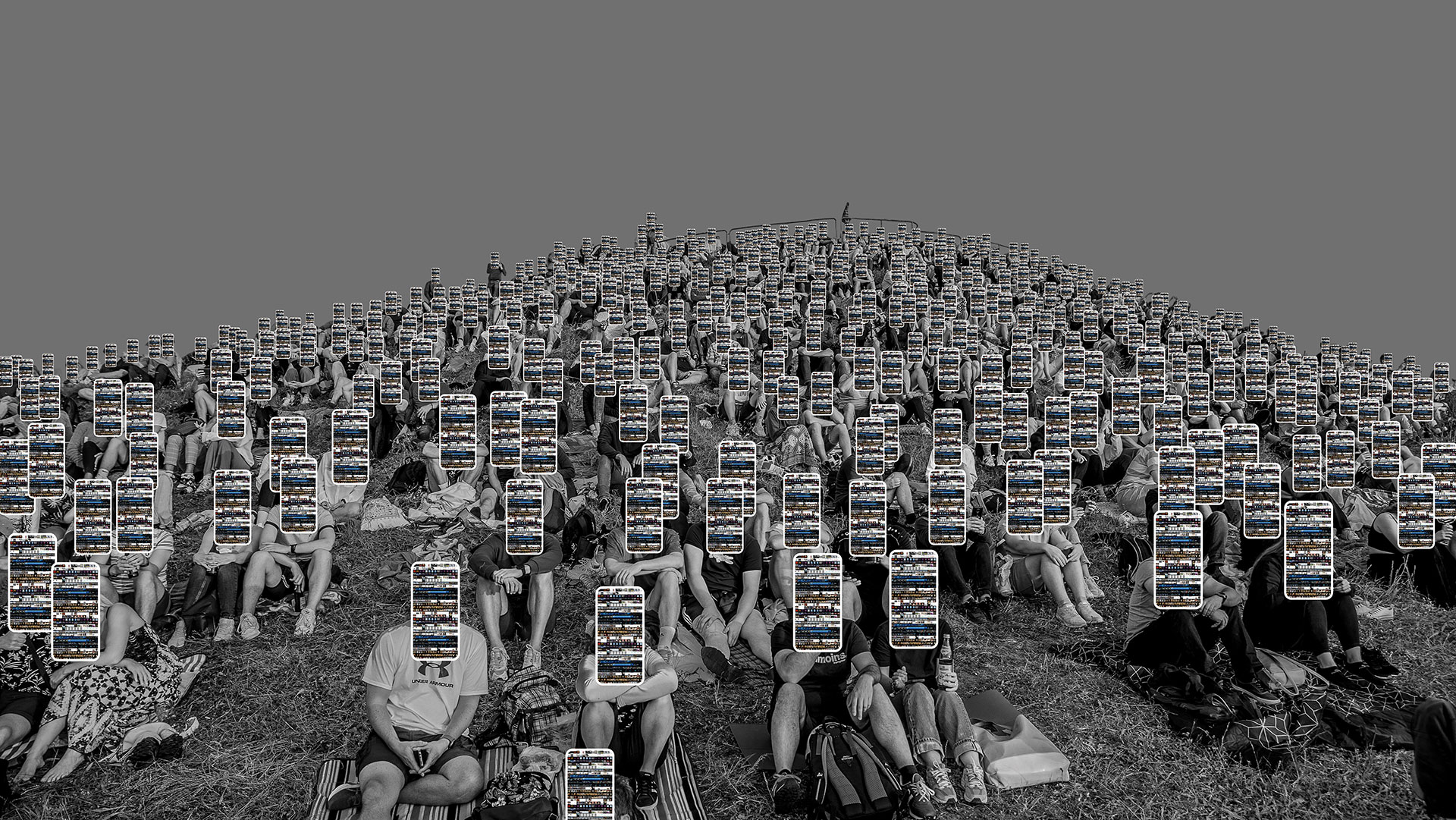 Digitale Kunst. In der Bildkomposition sitzt eine grosse Gruppe von Menschen auf einem mit Gras bewachsenen Hügel, offensichtlich handelt es sich um Besucher eines Events. Alle Betrachter schauen nach vorne, die Köpfe der Menschen sind aber durch stark vergrößerte Smartphones verdeckt, auf deren Screens gepixelte Bilddarstellungen erkennbar sind, die sich auf allen Displays wiederspiegeln. Die Handys sind farbig gestaltet, die Menschen und die Kulisse sind schwarz-weiss gehalten. Der Himmel ist in diesem und allen folgenden Kunstwerken monochrom und ohne Tonwertabstufungen in einem mittleren Grau umgesetzt.