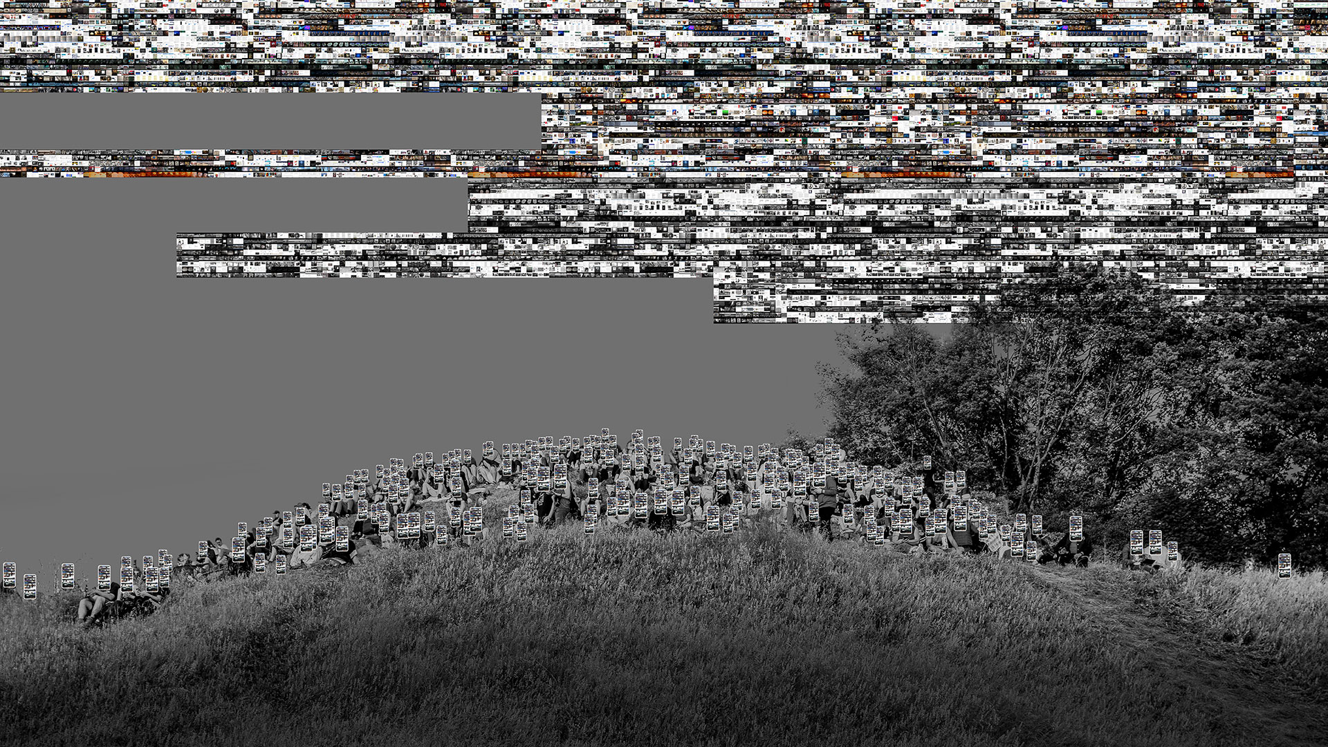 In diesem digitalen Kunstwerk ist die grosse Menschengruppe aus größerer Entfernung frontal abgelichtet. Bäume gruppieren sich am rechten Bildrand. Im grauen Himmel reihen sich unendlich viele, farbige und gepixelte Bilder aneinander, die sich am rechten Bildrand wie in einer großen Wolke bündeln. Verkleinert sind die Screenshots auch auf den Smartphone-Displays wiedererkennbar.
