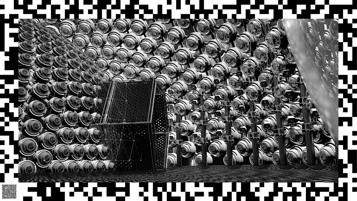 Verdichtete Überwachungskameras in einem Kuppelbau. Ein sechseckiger Eingang führt ins Innere der Kuppel.